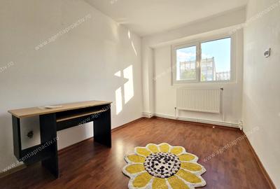 Apartament cu 4 camere decomandat în Port