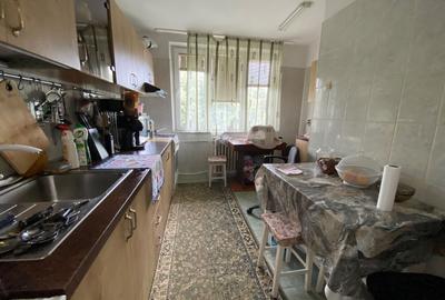 Apartament cu 3 camere semidecomandat, mobilat în Dristor
