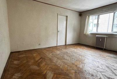 Apartament cu 3 camere semidecomandat în George Enescu
