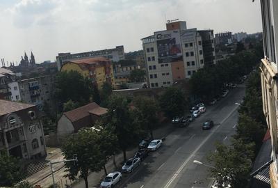 Apartament spatios cu trei camere - 12