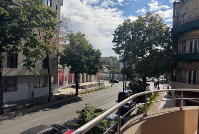 Vând apartament cu 3 camere , et 1, bd Ferdinand - 2