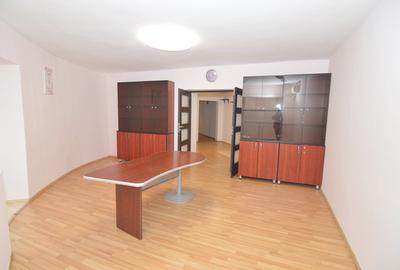 Apartament cu 4 camere semidecomandat, mobilat în P-ța Unirii