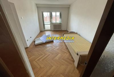 Apartament 3 camere etaj 2 +garaj + boxa in Cetate zona Caroline - 1