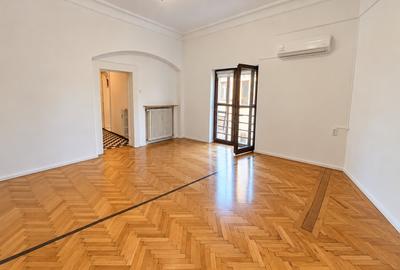 Apartament cu 4 camere decomandat în Capitale