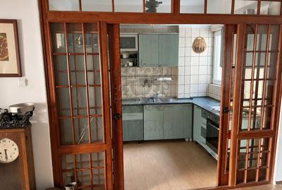 Apartament cu 3 camere semidecomandat, mobilat în Central