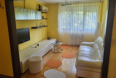 Apartament cu 3 camere decomandat, mobilat în Decebal