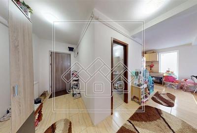 Apartament mobilat, 2 camere, 2 balcoane, loc de parcare -T. Ricci - 10