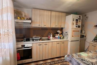 Casa de vanzare, 3 camere,  situata in zona CET - 8