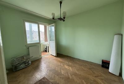 Apartament 3 camere, etaj 3, semidecomandat, centrala, P-ta Doina - 9