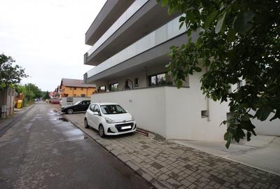 Apartament cu 4 camere semidecomandat în Băneasa