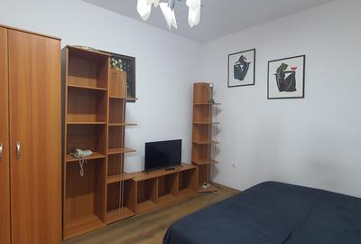 Inchiriez garsoniera la casa , zona Centrala (Str.9Mai),cu acces la o mica curte - 1