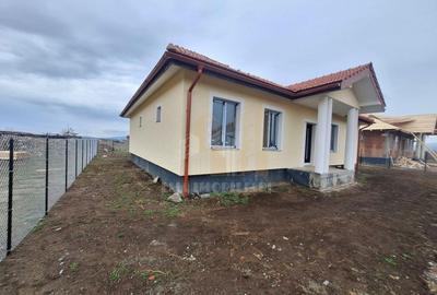 Casă individuală cu 4 camere în Sânpetru