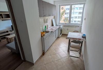 Apartament cu 3 camere semidecomandat, mobilat în Iancului