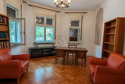 Apartament cu 6 camere semidecomandat în Capitale