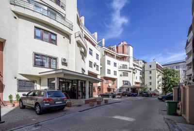 Apartament cu 5 camere decomandat, mobilat în Herăstrău
