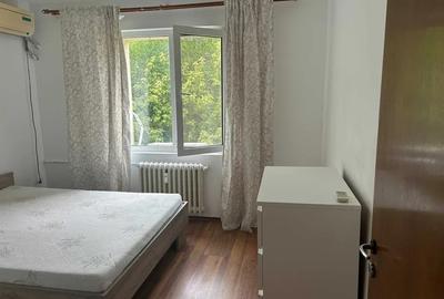 Apartament cu 3 camere decomandat, mobilat în Vitan
