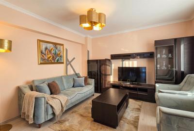 Apartament cu 3 camere semidecomandat, mobilat în Central