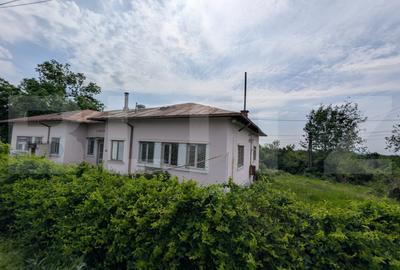 Casă individuală cu 5 camere în Moreni