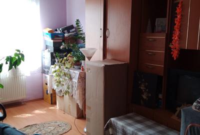 Apartament cu 4 camere semidecomandat în Florilor