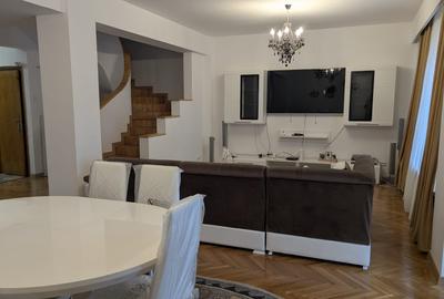 Apartament cu 4 camere decomandat, mobilat în Victoriei