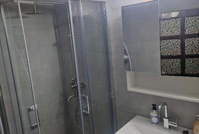 De închiriat apartament cu 3 camere la et 1 si o garsoniera la parter,imobil cas - 3