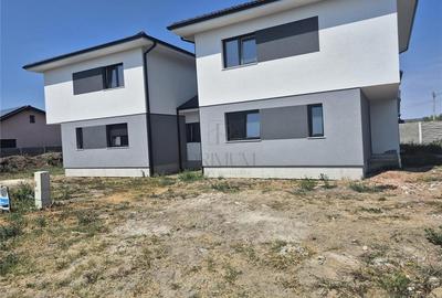 Casă individuală cu 5 camere în Moșnița Nouă