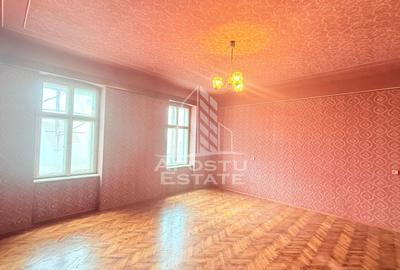 Apartament cu 3 camere semidecomandat în P-ța Maria