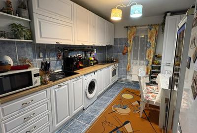 Apartament cu 3 camere decomandat, mobilat în Hotvon
