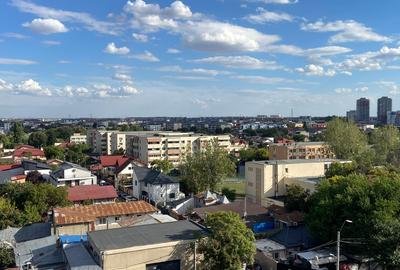 Apartament cu 4 camere semidecomandat în Berceni