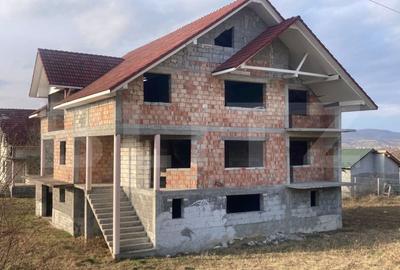 Casă individuală cu 10 camere în Nord-Est