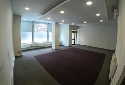 Spatiu comercial central cu vitrina generoasa din sticla - 5