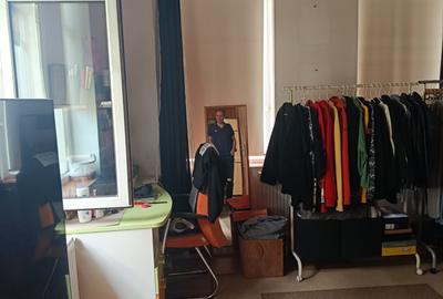 Se oferă spre vânzare o casă cu două nivele situată în Piața Victoriei - 5