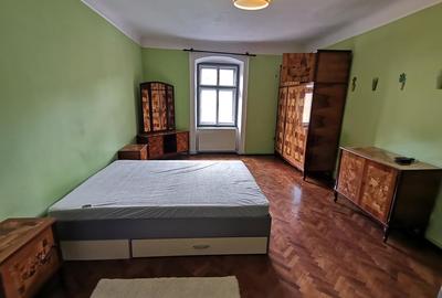 INCHIRIEZ apartament 2 camere la casa,renovat,zona Orasul de Jos - 2