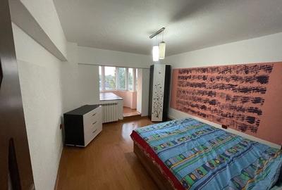 Apartament cu 3 camere decomandat, mobilat în Piața Centrală