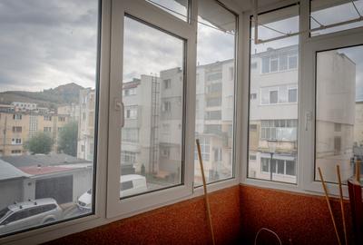 2 dormitoare separate, bucătărie pe mijloc, etaj 1 - 6