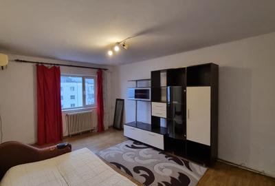 Apartament cu 3 camere decomandat în Nicolina