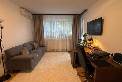 Apartament cu 3 camere semidecomandat în Bucureștii Noi