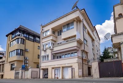 Apartament cu 4 camere decomandat, mobilat în Polonă