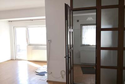 Apartament cu 2 camere semidecomandat în Independenței