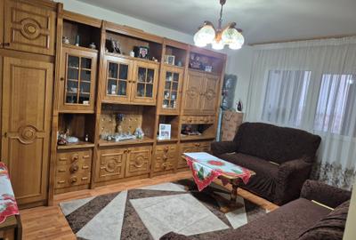 Apartament cu 3 camere decomandat în Florilor