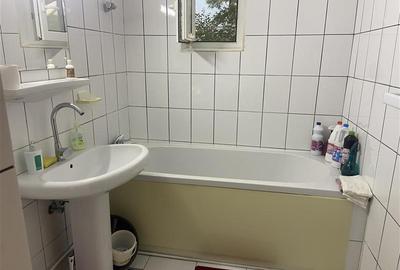 Apartament 3 camere , strada Bucegi - Policlinica 2,   etaj 1 3 , decomandat , i - 20
