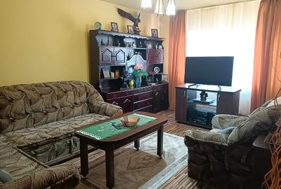3  camere  decomandate , centrala pe gaze, zona Dacia -Farmacris ,pod util , SUD - 1