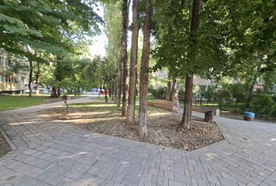 Gorjului Metrou in fata blocului Garsoniera Moderna - 12