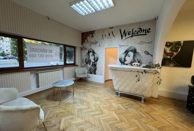 Apartament cu 3 camere semidecomandat în P-ța Victoriei