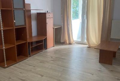 Apartament cu 3 camere semidecomandat, mobilat în Ștefan cel Mare