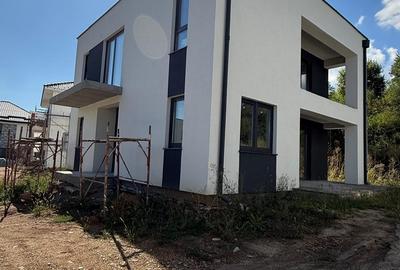 Casă individuală cu 4 camere în Luna de Sus