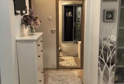 Vanzare apartament cu 3 camere si 2 bai,  decomandat,  renovat,  parter zona CET - 7