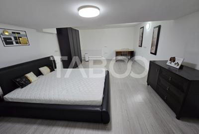 Apartament cu 3 camere semidecomandat, mobilat în Central