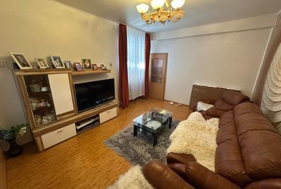 Apartament cu 2 camere decomandat, mobilat în Victoriei