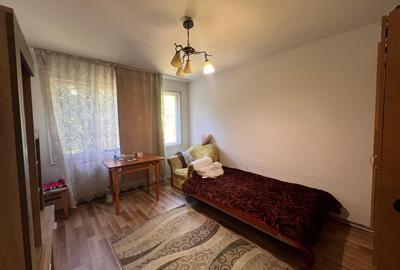 Apartament cu 4 camere semidecomandat în Podu Roș